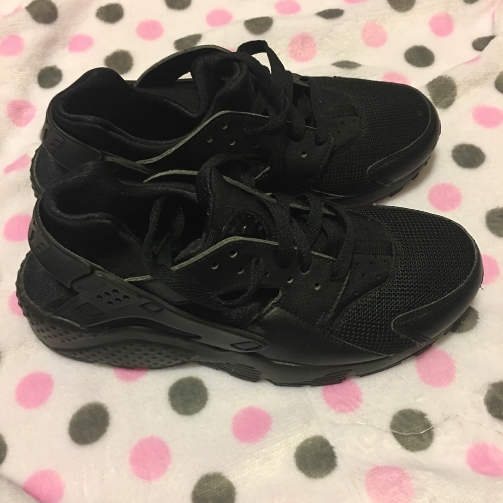 All Black Nike Huarache